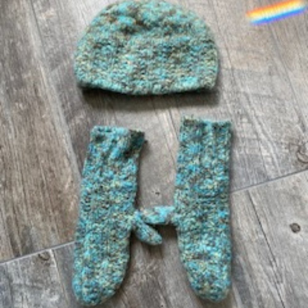 Hat and Mittens Set Dockers